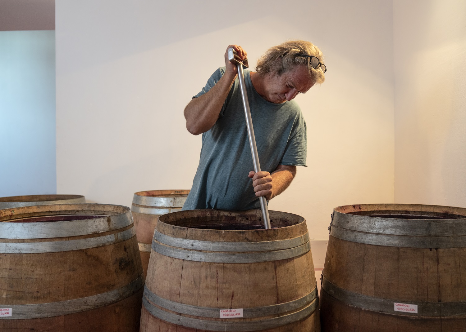 Bibi Graetz manually punching down his wines