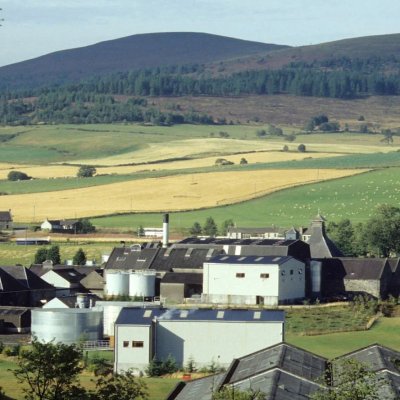 Kininvie started bottling single malt under its own name name in 2013. The first was a 23-year-old bottled the year the distillery went into production. In 2015, Grant introduced the House of Hazelwood line of blended whiskies, in which Kininvie was included. In addition, in 2019, the innovation project Kininvie Work released three ‘experimental’ Kininvie whiskies: a triple-distilled single malt, a single-grain whisky and a unique distillery blend.